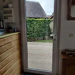 Chalet Maison Calme Et Lumineuse De Plain-pied, Jardin Et Piscine