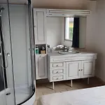 Maison Calme Et Lumineuse De Plain-pied, Jardin Et Piscine